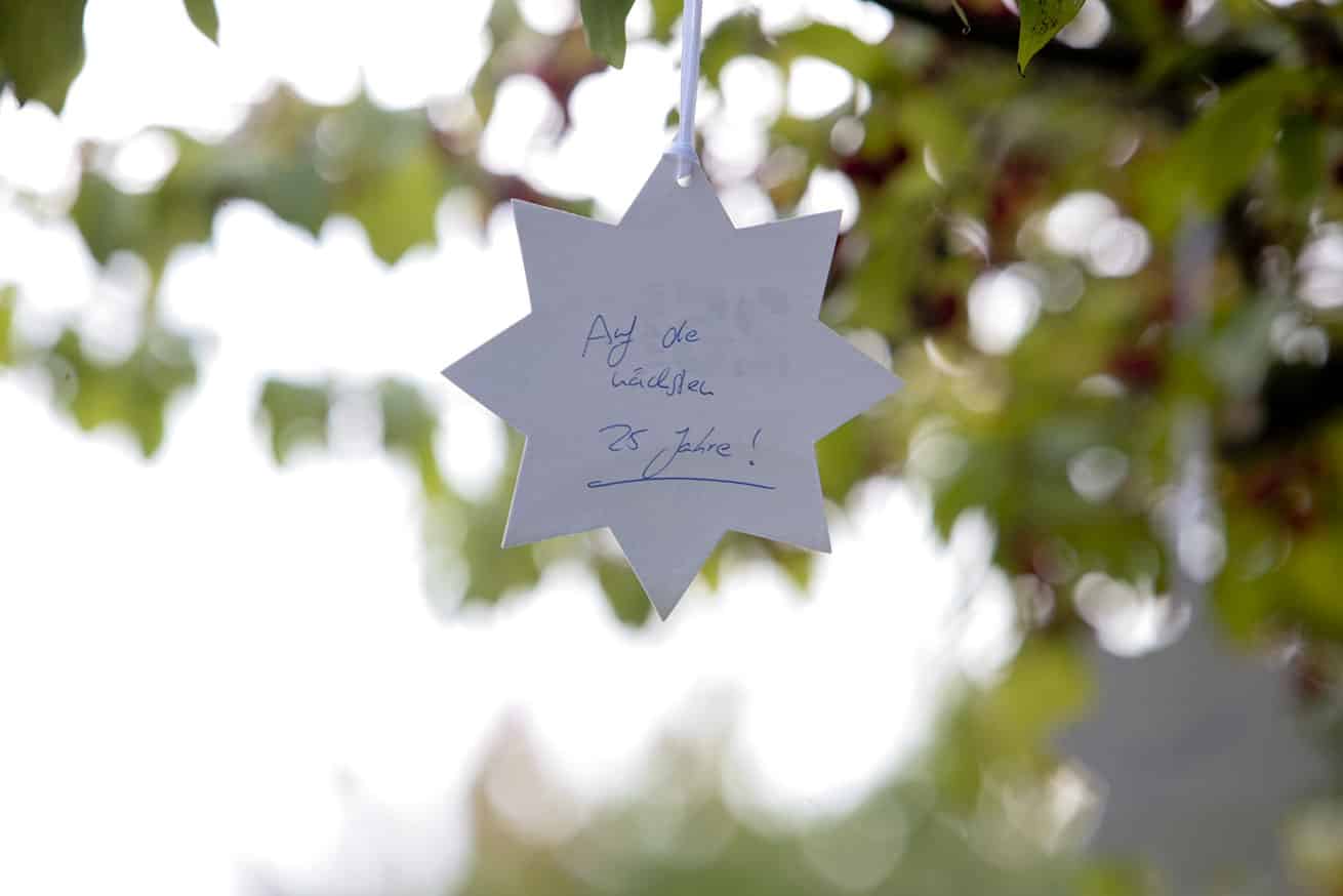 160 MENSCHEN FEIERN 25 JAHRE FLS AUF DEM FLS CAMPUS
